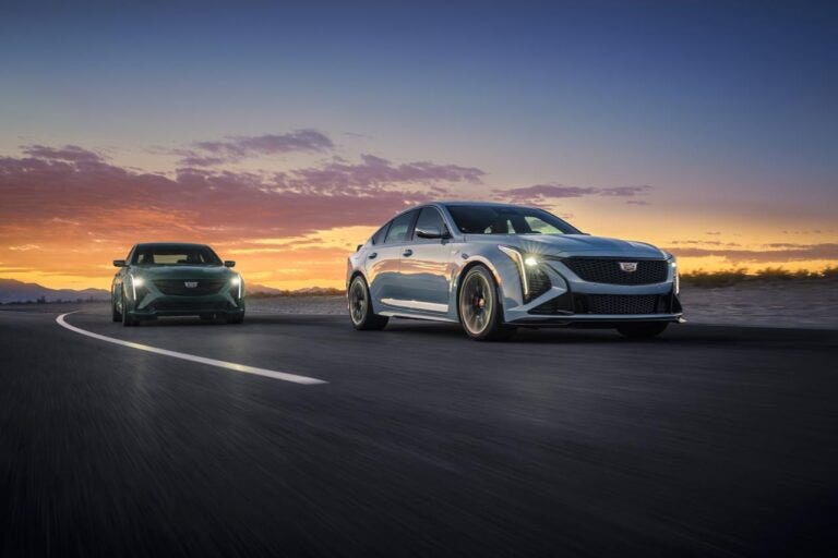 Cadillac CT5-V 2025: debutta la nuova berlina sportiva ad alte prestazioni