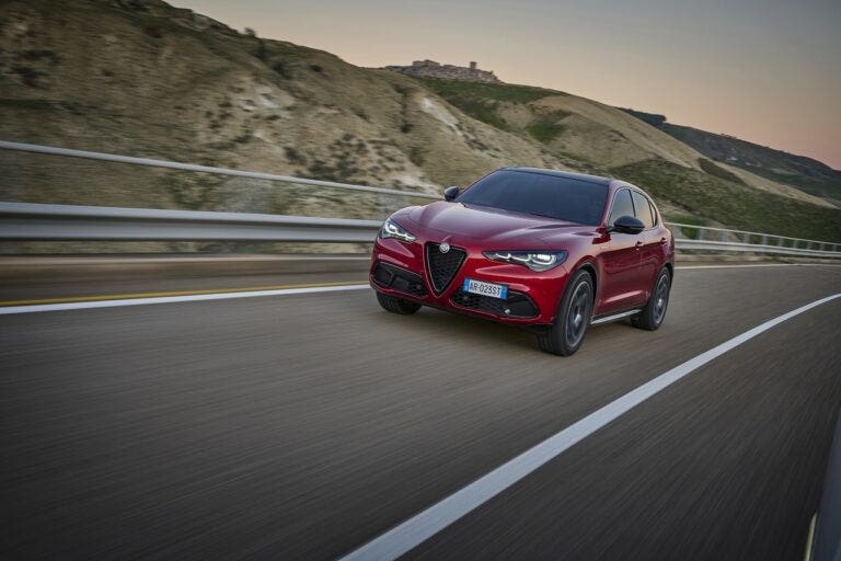 Alfa Romeo Stelvio, maxi sconto da oltre 10.000 euro ad agosto sul diesel da 210 CV