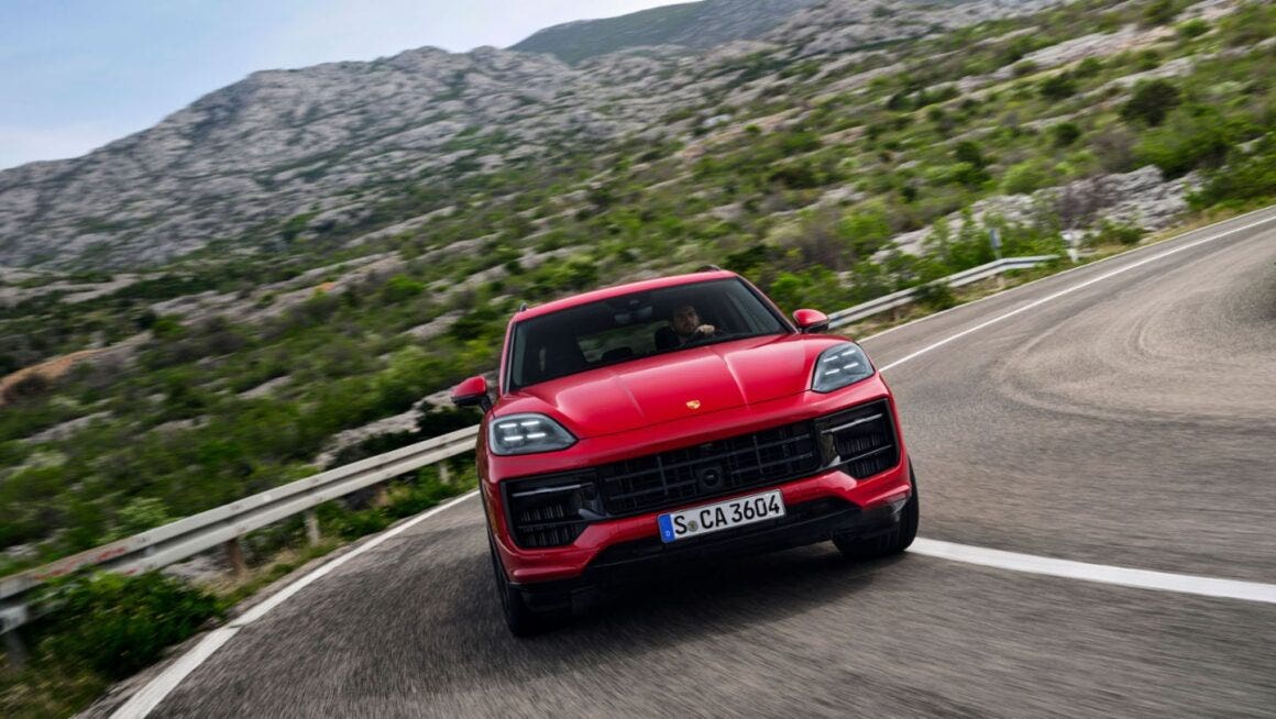 Nuova Porsche Cayenne GTS 2024 con motore V8 da 500 CV a