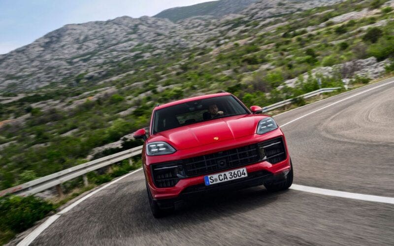 Nuova Porsche Cayenne GTS 2024 con motore V8 da 500 CV a