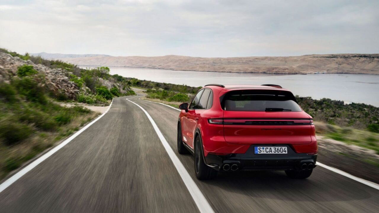 nuova Porsche Cayenne GTS 2024 con motore V8 da 500 CV vista da dietro