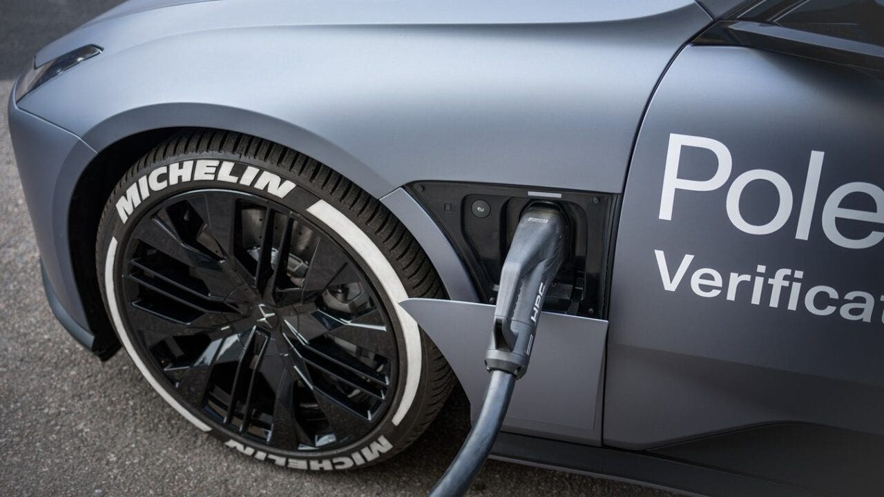 Polestar 5 che fa la ricarica elettrica