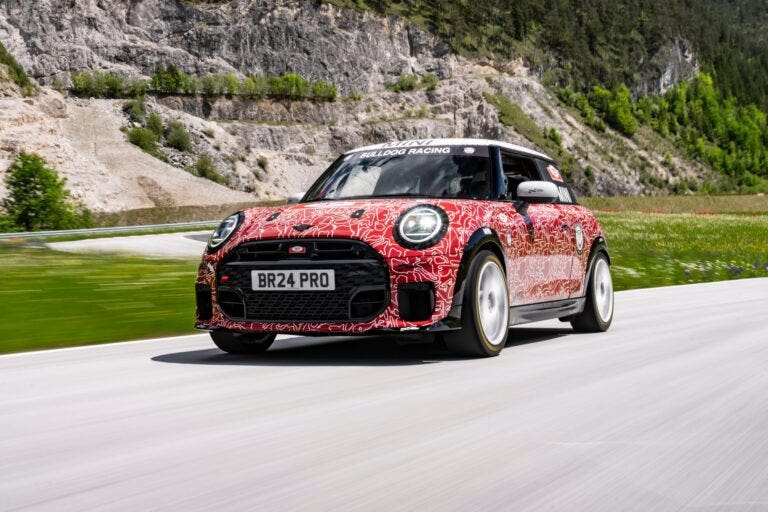 MINI John Cooper Works 2024: debutto alla 24 Ore del Nürburgring e prime immagini