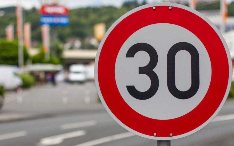 auto a milano 30 km/h