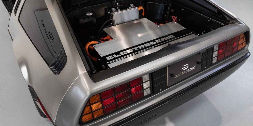 La DeLorean DMC-12 di “Ritorno al futuro” diventa elettrica