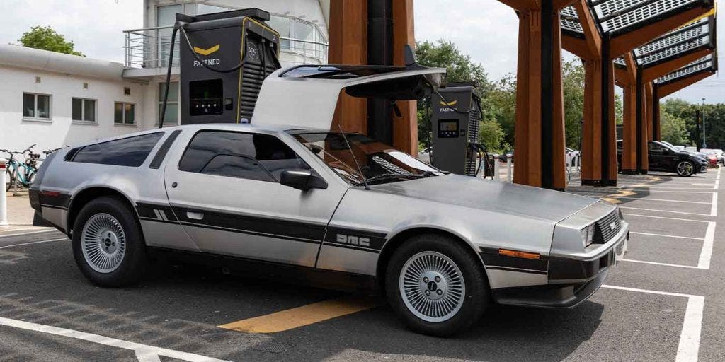La DeLorean DMC-12 di “Ritorno al futuro” diventa elettrica