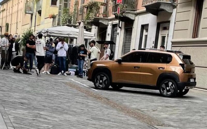 Fiat Grande Panda color bronzo per strada per lo spot tv