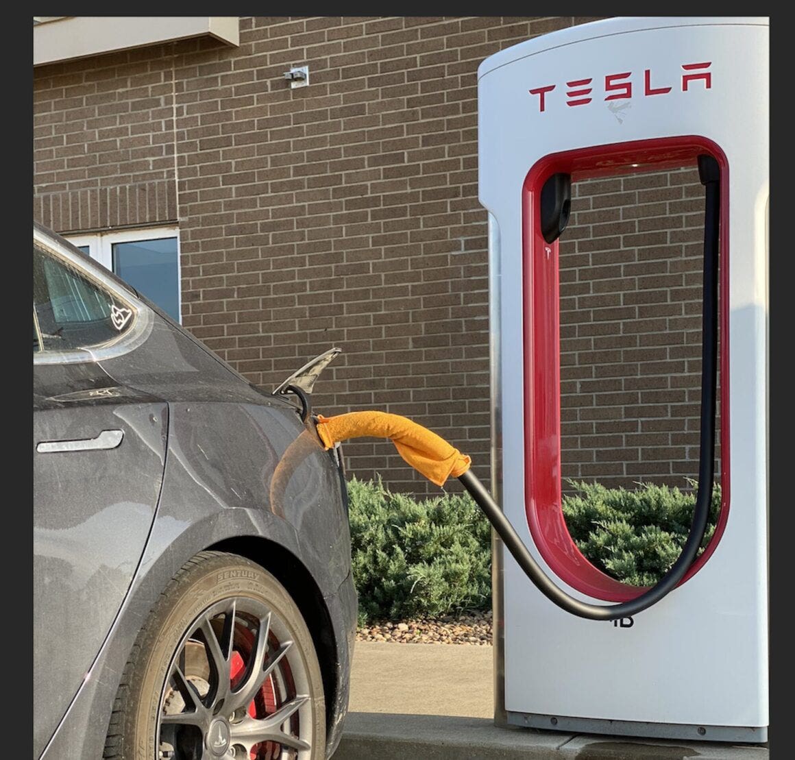 Straccio bagnato al Supercharger Tesla per ricariche iperveloci