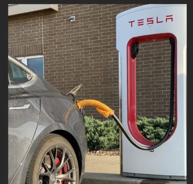 Straccio bagnato al Supercharger Tesla per ricariche iperveloci