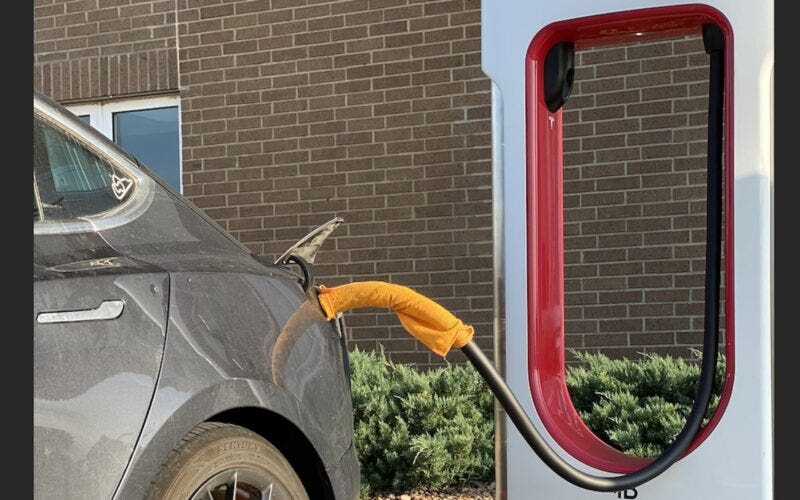 Straccio bagnato al Supercharger Tesla per ricariche iperveloci