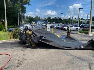 Auto elettrica coperta antincendio