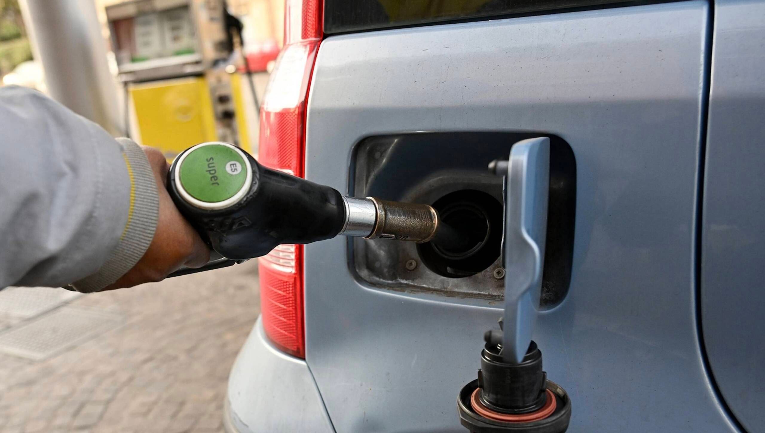 Accisa ivata sui carburanti drammatico record Italia MotorisuMotori.it