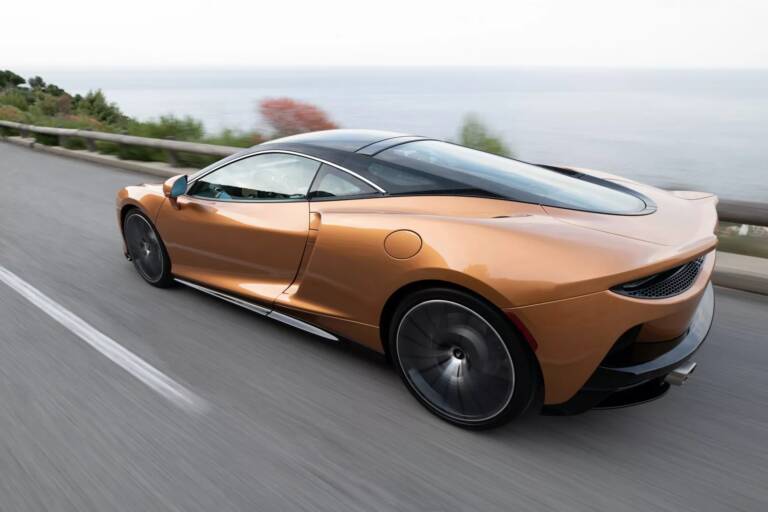 McLaren avverte i conducenti: attenzione, i cofani potrebbero aprirsi durante la guida