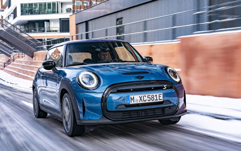 BMW richiama le elettriche Mini Cooper SE: “Un incendio non può essere escluso”