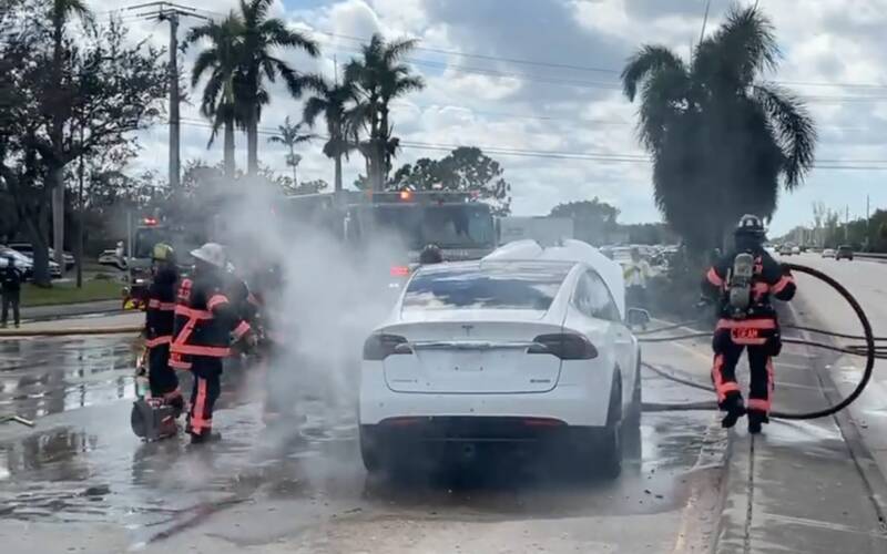 Auto elettrica in fiamme