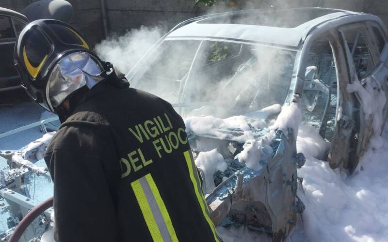 Incendio auto elettrica