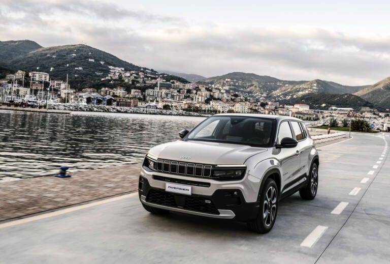 Jeep vola ad aprile: Avenger e nuova Compass spingono le vendite in Italia
