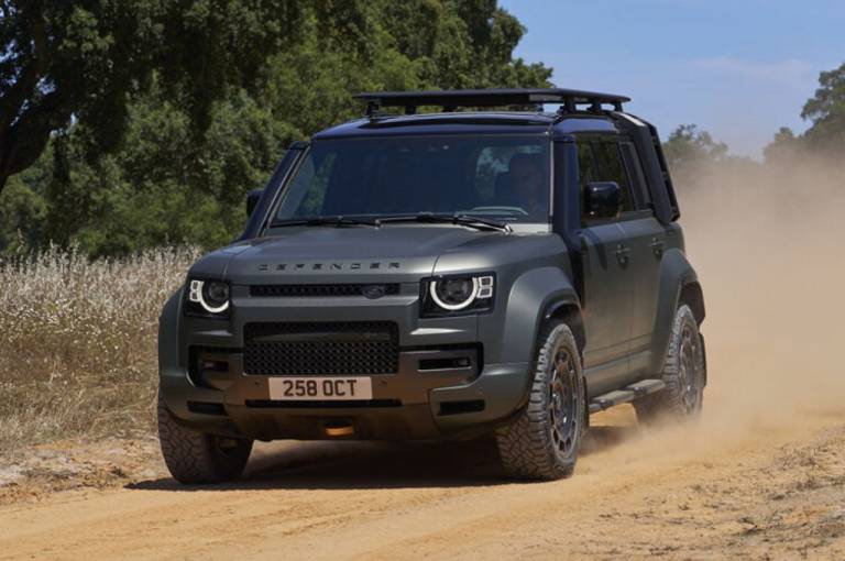 Land Rover Defender Octa, tutti pazzi per il fuoristrada da 150mila sterline