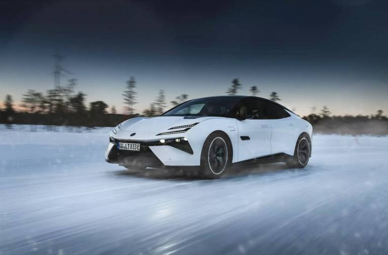 Ma quale auto elettrica: Lotus fa una scelta ben diversa