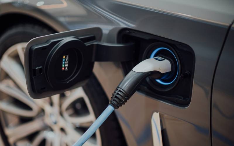 Auto elettrica in ricarica