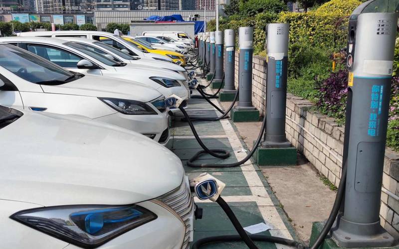 Auto elettriche in ricarica