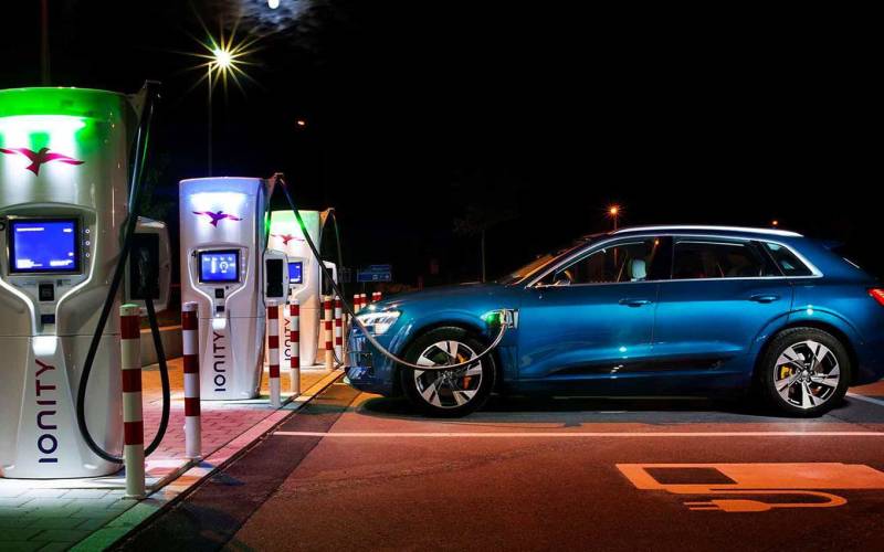 Auto elettriche in ricarica