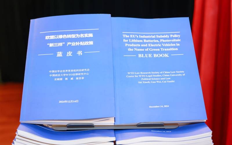 Libro Blu cinese stronca l’Unione europea che aiuta l’auto elettrica e poi impone i dazi