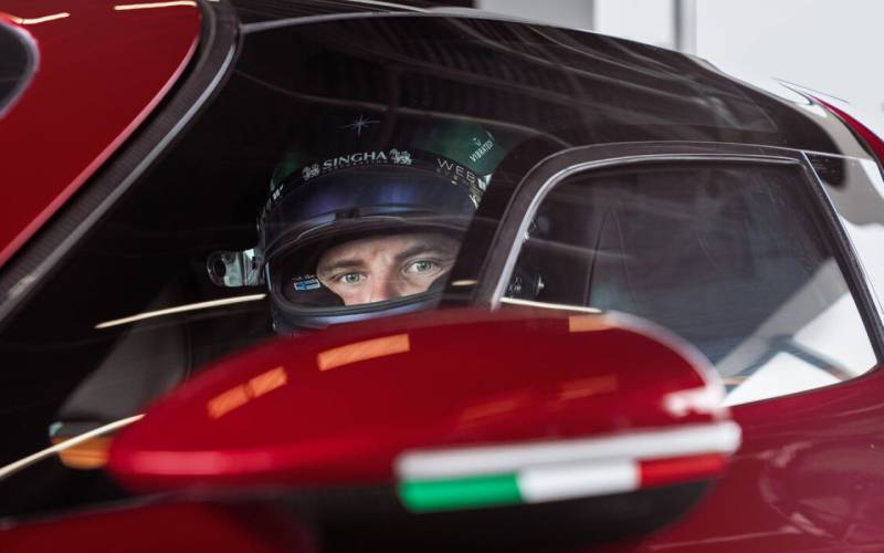 alfa romeo 33 stradale con bottas
