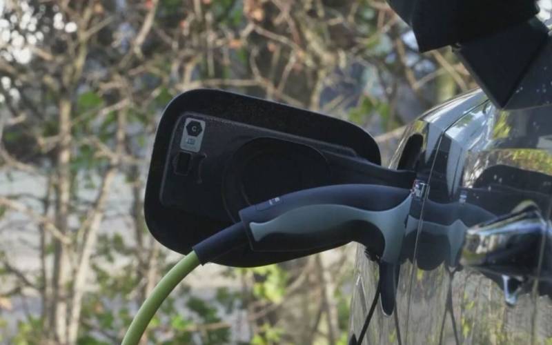 dritto e rovescio rete 4, auto elettriche