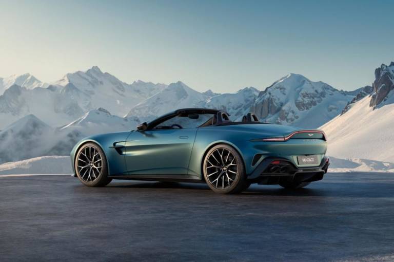 Aston Martin, il 2025 inizia con l’arrivo della due posti Vantage Roadster