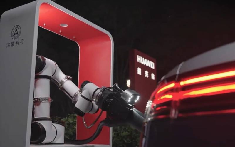 La cinese Huawei inventa il braccio che fa il pieno alle auto elettriche 2