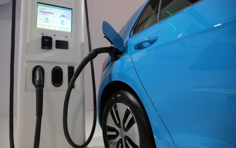 auto elettrica in ricarica