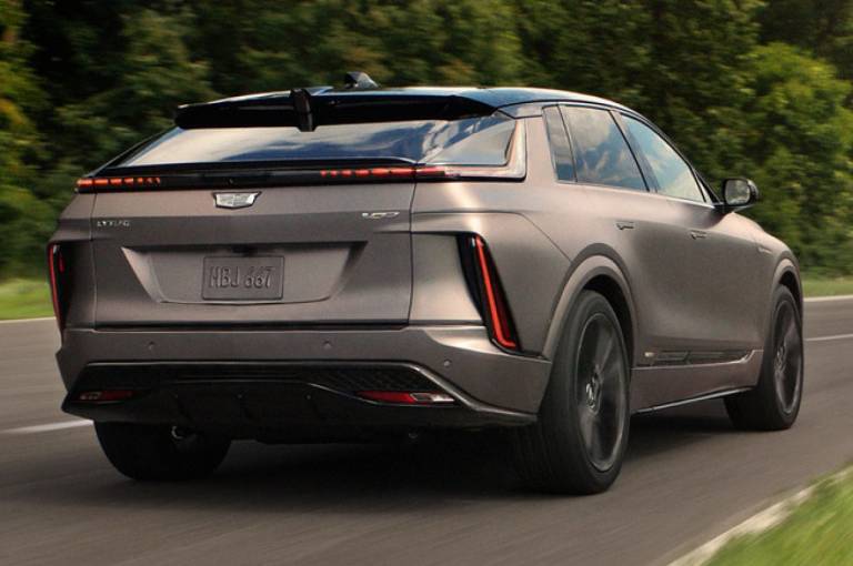 Cadillac propone il suo nuovo SUV elettrico, potenza estrema e compromessi