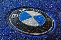 Utile netto BMW 2024 in calo del 36,9% a 7,68 miliardi di euro, margine di utile automobilistico previsto per il 2025 al 5-7%.