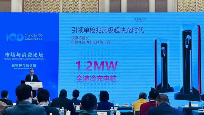 La cinese Zeekr svela un nuovo caricabatterie con una velocità di ricarica che supera la tecnologia BYD da 1 MW.
