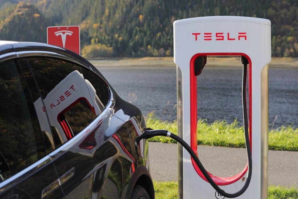 Per soddisfare i requisiti di riduzione della CO2 dell'Unione Europea, Stellantis acquisterà crediti da un pool guidato da Tesla.