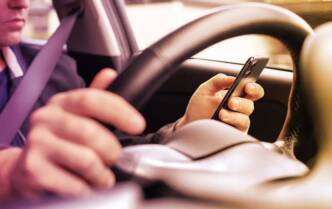 Chat WhatsApp prova la distrazione in auto