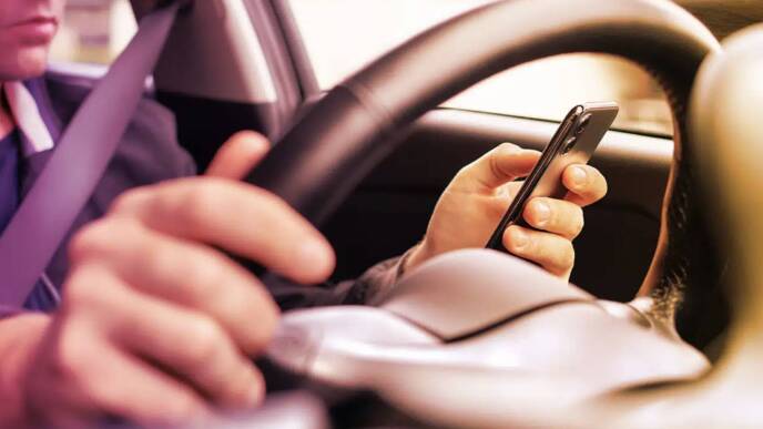 Chat WhatsApp prova la distrazione in auto