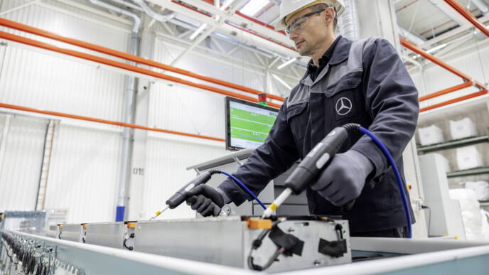 Buonuscite gigantesche pur di snellire il personale: è l’idea di Mercedes.
