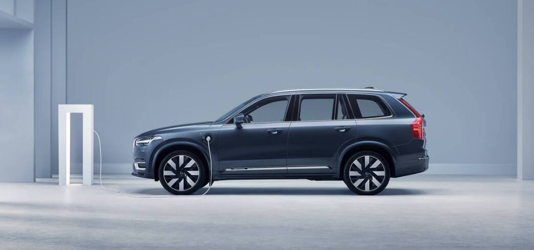 Volvo richiama ibride plug-in: pericolo di incendio se ricarichi