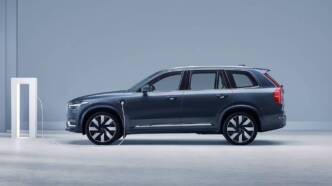 Volvo richiama ibride plug-in: pericolo di incendio se ricarichi