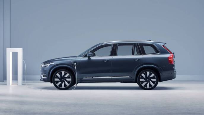 Volvo richiama ibride plug-in: pericolo di incendio se ricarichi