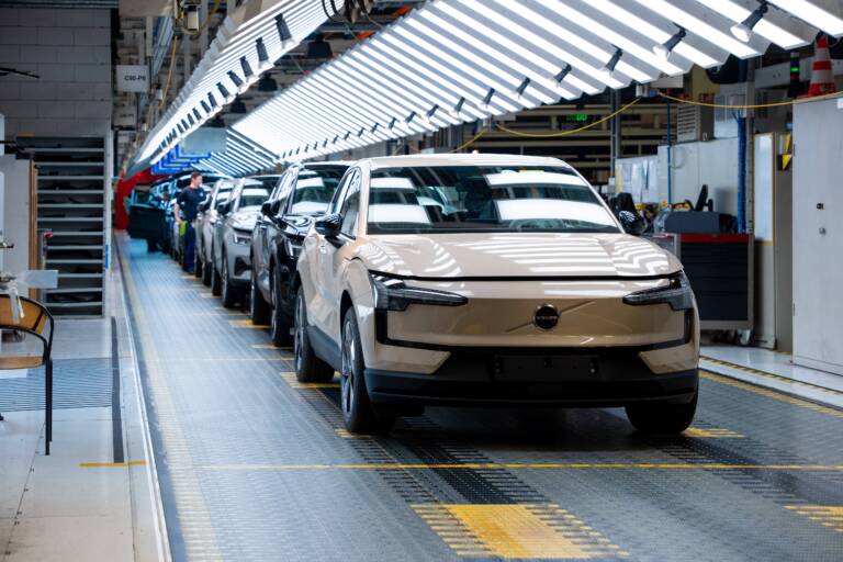 Volvo taglia (ancora) i costi dopo la brutta trimestrale 2025: quali numeri
