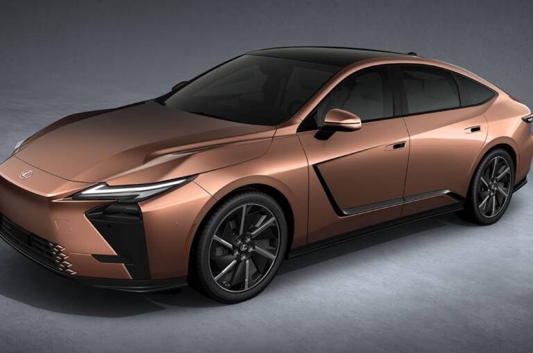 Lexus ES 2025, la berlina si elettrifica e punta dritto contro le altre premium in Europa