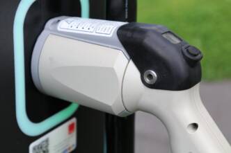 Auto elettrica in ricarica