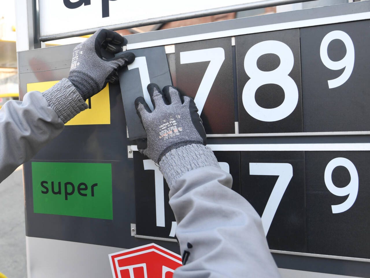 Le nuove accise sono in vigore: 1,5 centesimi di euro in più sul diesel e in meno sulla benzina.