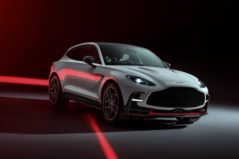 Aston Martin DBX S, il SUV più potente della casa inglese è servito
