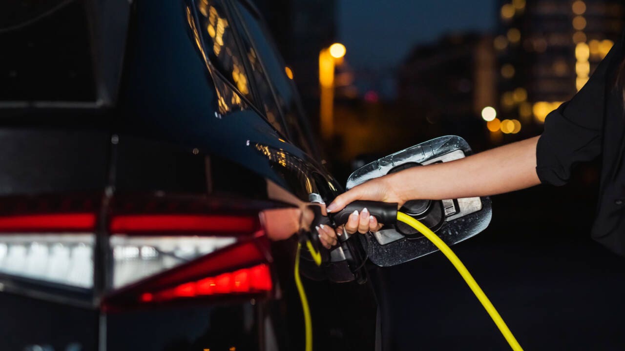 Auto elettrica ricarica
