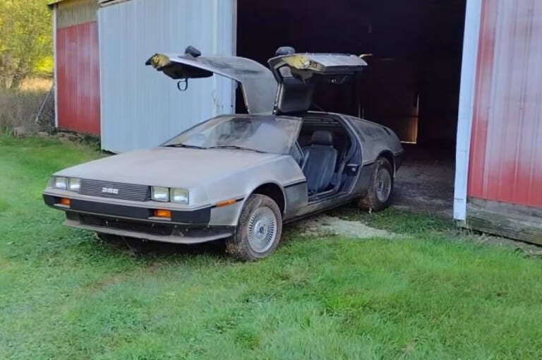 DeLorean dimenticata in un fienile: quando la macchina del tempo diventa reale