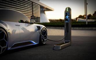 Auto elettrica super tassata in Italia: tre proposte T&E al governo Meloni